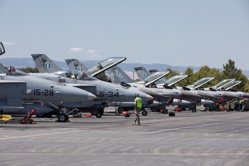 Importante la participación Griega en este ejercicio. Aquí varios de sus F16 en la plataforma.