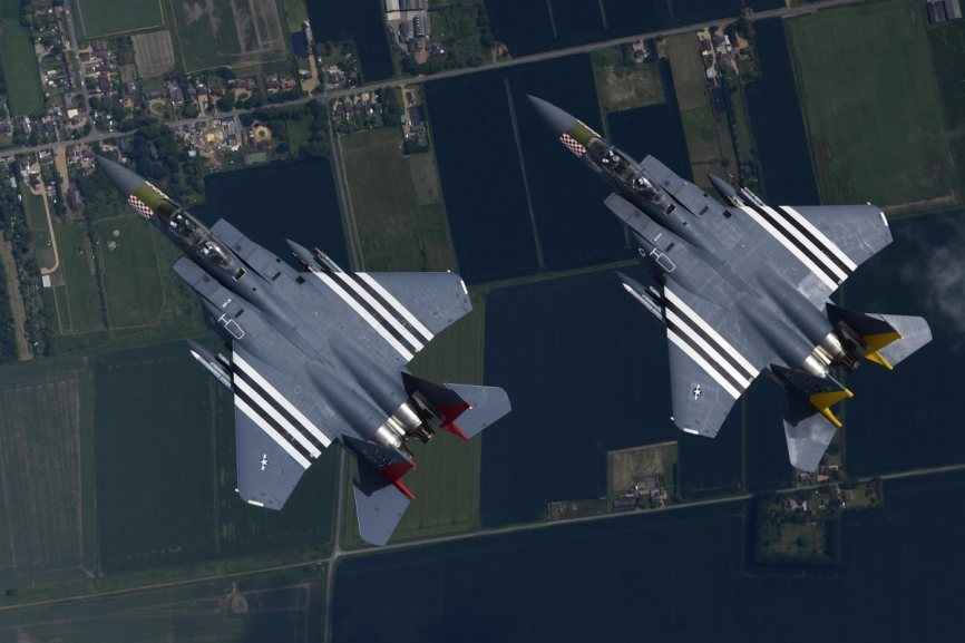 Fantástica imagen en la que se aprecian dos F-15E, con las bandas de invasión, volando en formación.