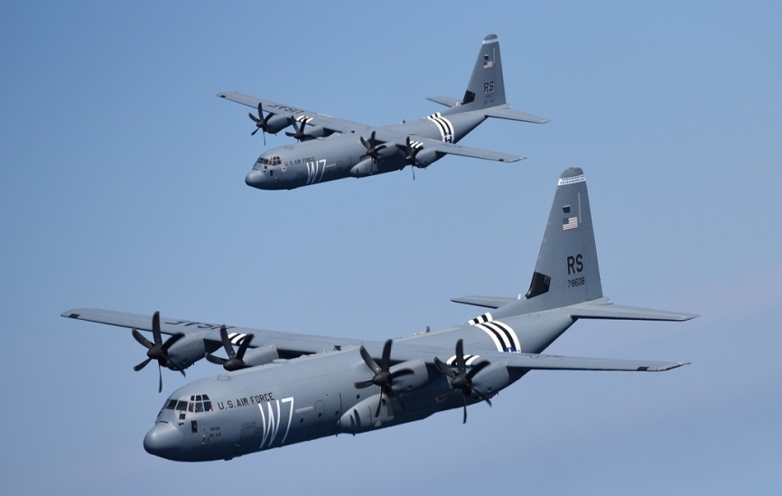 También a los Lockheed Martin C-130J “Super Hercules” se les han pintado las bandas de invasión.