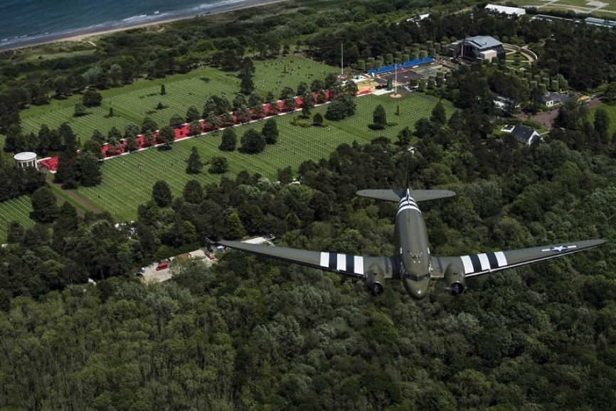 Un histórico C-47 sobrevuela el cementerio de Normandía, sito junto la playa “Omaha”, donde están enterrados miles de combatientes de los Estados Unidos.