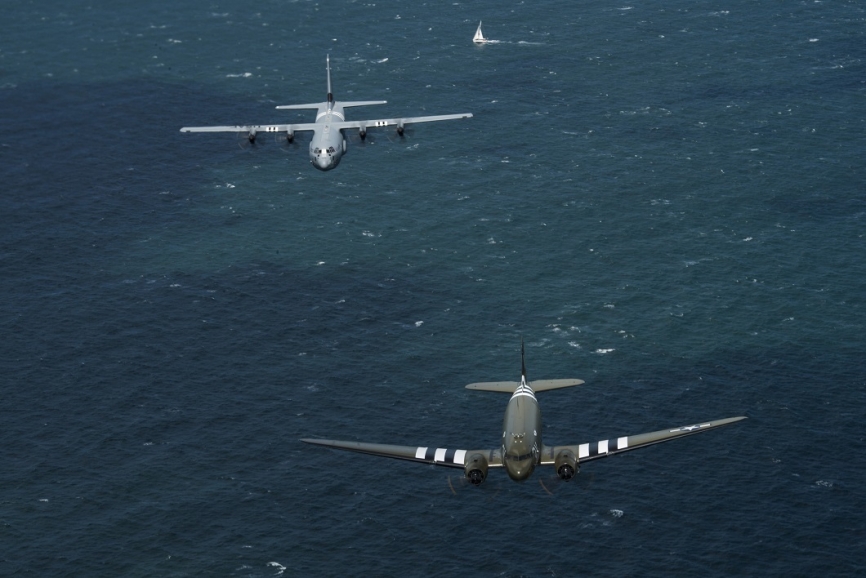 Una curiosa formación, de un C-47 y (detrás) un C-130J “Super Hercules”, el pasado y presente del transporte táctico de la USAF en una sola imagen.