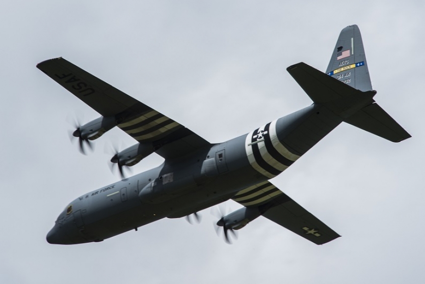 En este C-130J se aprecian la disposición de las bandas de invasión, pintadas en la parte trasera del fuselaje y en ambos planos.