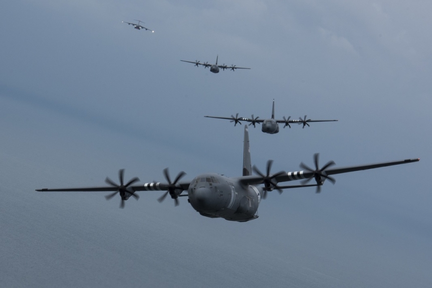 Tres “Super Hercules” luciendo las bandas de invasión, detrás de éstos se aprecia un transporte C-17A “Globemaster” III.