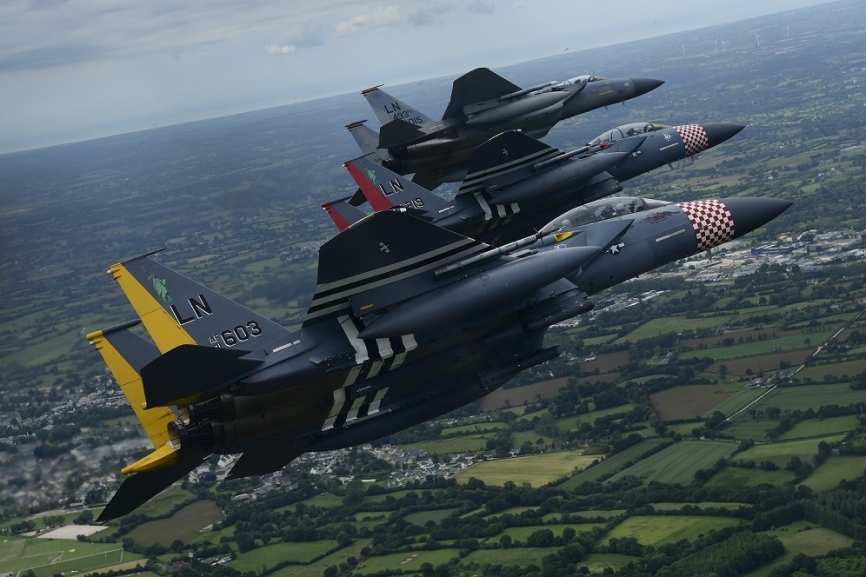 Formación de tres F-15E, de los que los dos primeros llevan las bandas de invasión.