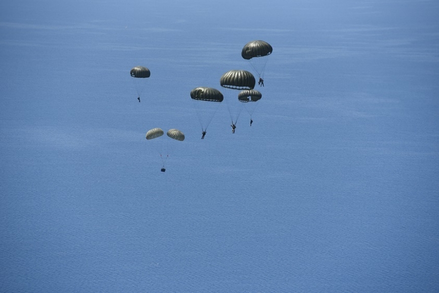 Desde los C-130J “Super Hercules” se lanzaron fuerzas paracaidistas de la División 101ª Aerotransportada y algún veterano de la batalla.