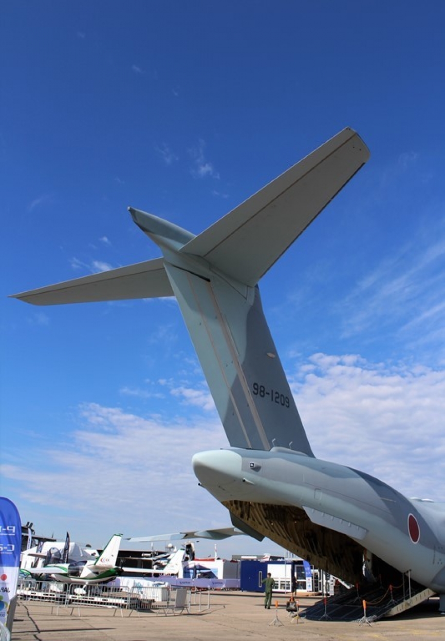 Por sus características se le puede clasificar como un avión rápido de carga y de largo alcance.