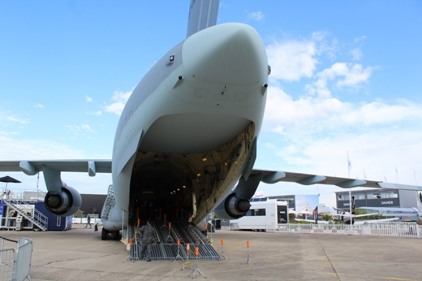 Viendo el portón trasero se percibe la capacidad de carga de este avión.