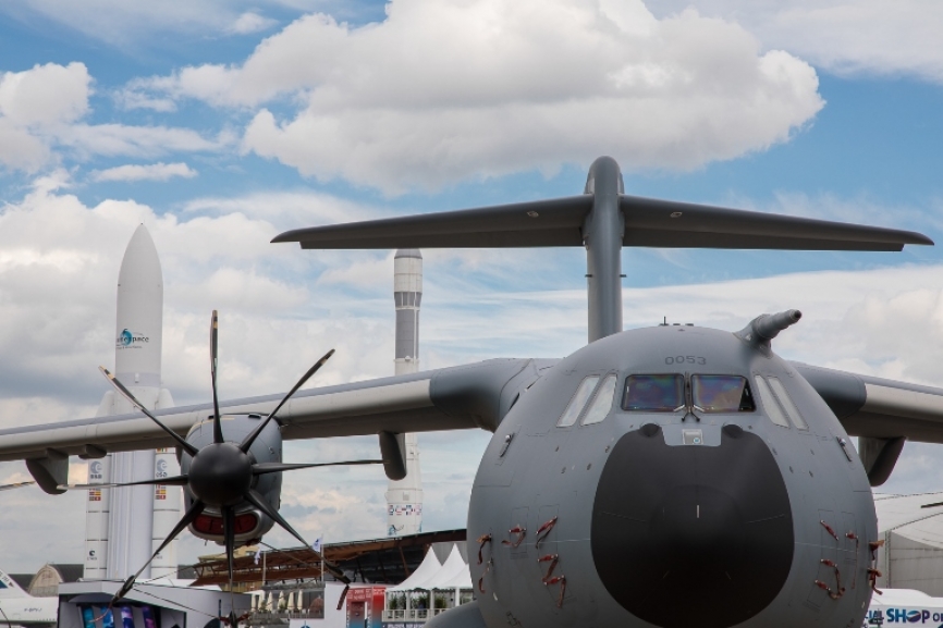 El A400M combina la capacidad de transportar cargas estratégicas con la capacidad de entregarse incluso en ubicaciones con pistas de aterrizaje pequeñas y poco preparadas, también puede actuar como tanquero para repostajes en vuelo.
