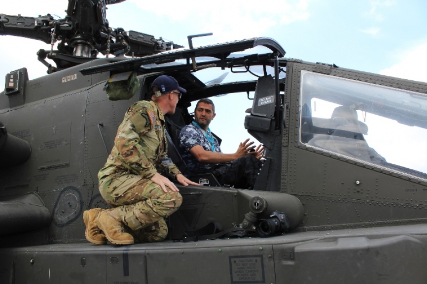 Nuestros enviados al SIAE fueron atendidos por los propios pilotos, que nos explicaron sus impresiones y respondieron a nuestras preguntas acerca de este emblemático helicóptero