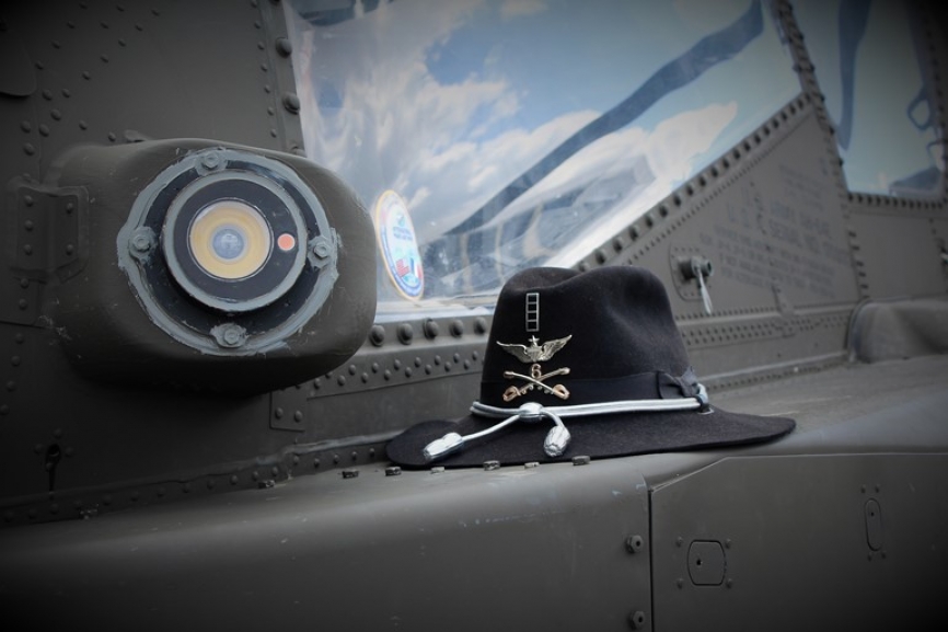 El “casco” idóneo para el jinete del Sexto de Caballería que monta este Apache.
