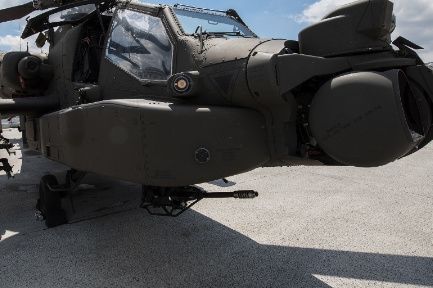 El cañón automático M230 de 30mm tiene una cadencia de hasta 650 disparos/minuto y es guiado por los visores de combate acoplados s los cascos de los pilotos.