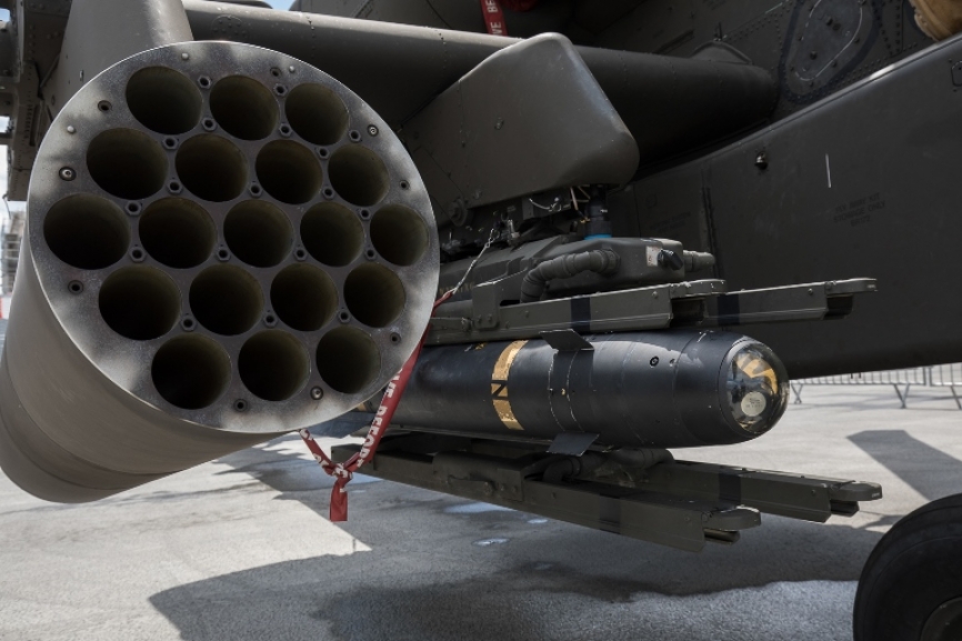 Porta cohetes de 70mm y el misil hellfire antitanque