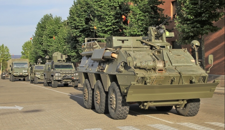 1- El desfile terrestre lo abrió un veterano blindado 6x6 BMR-600 M1 en su versión de zapadores asignado al Batallón de Zapadores Paracaidistas VI (BZPAC VI).