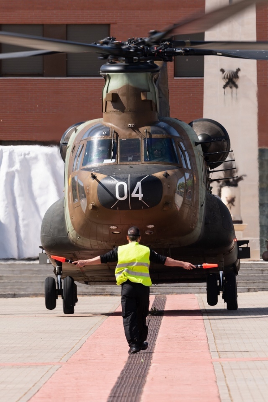 2- Un helicóptero Boeing CH-47D “Chinook” de las FAMET aterrizó en el patio de armas la base “Príncipe”, detrás se ve el monumento a los caídos de la BRIPAC. (foto: Phelipe DelaTorre)