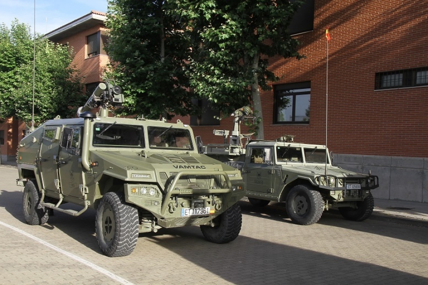 3- Dos de los Uro VAMTAC que desfilaron, en primer plano un ST5 armado con un lanzador de misiles anticarro Rafael “Spike”, y en segundo plano un S3 con un montaje antiaéreo MBDA “Mistral”.