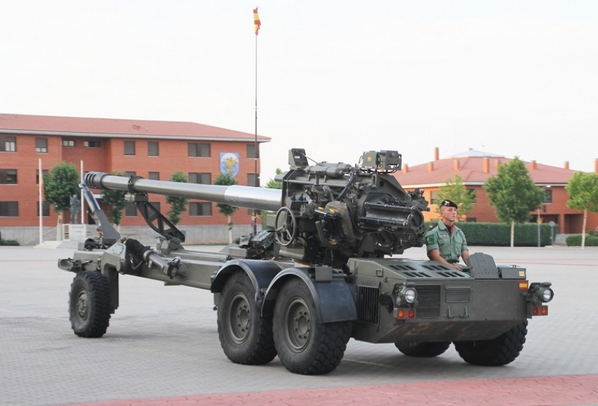 4- Es muy poco habitual ver desfilando al obús SIAC de 155 mm propulsado por su propio motor diésel de 106 CV.