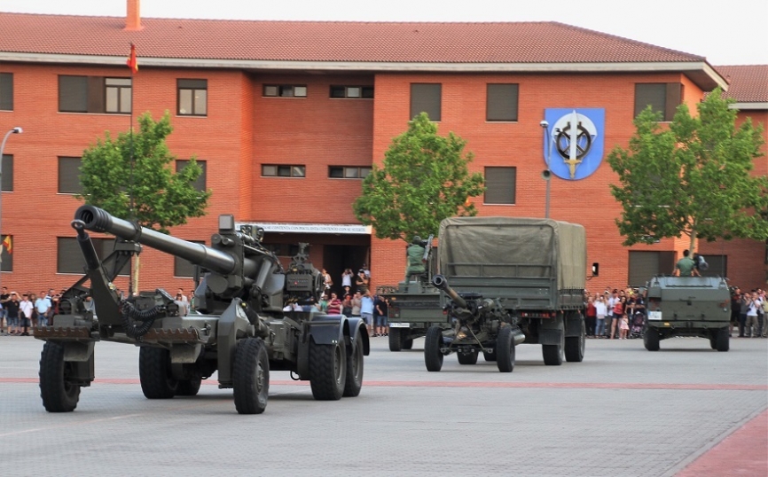 7- Curiosa imagen de los tres sistemas de fuego que utiliza Grupo de Artillería de Campaña Paracaidista (GACAPAC), en primer plano el obús SIAC de 155 mm, en segundo la pieza remolcada Light Gun L-118/119 de 105 mm, y a la derecha lanzador del misil antia