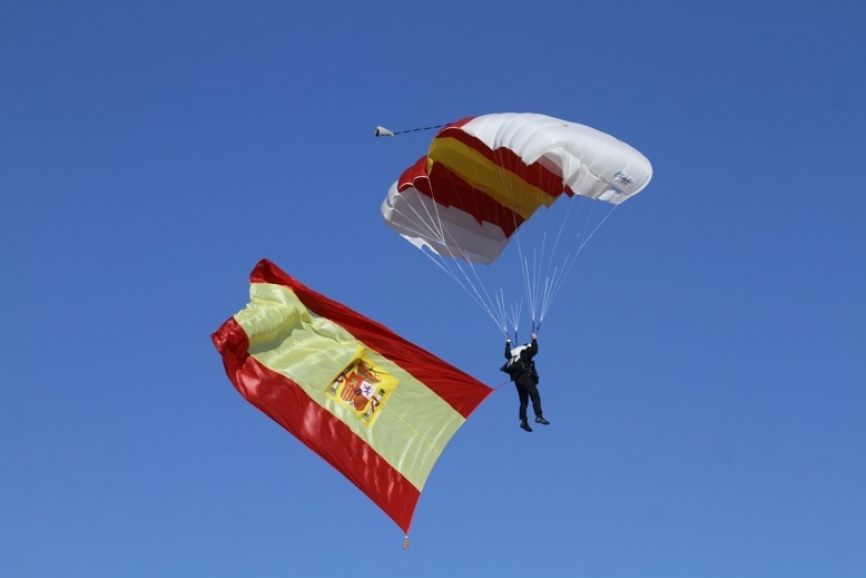 10- Durante las jornadas se realizaron varias exhibiciones de lanzamiento de paracaidista, en su variante manual.