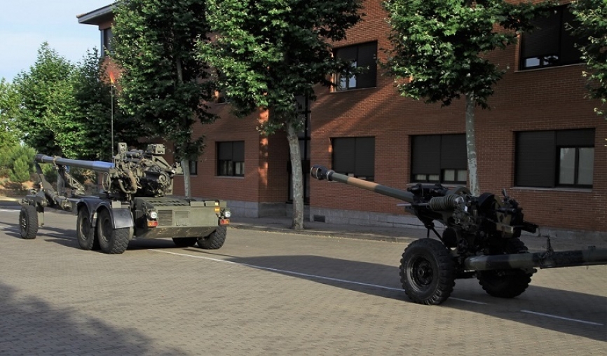 11- Los dos modelos de obuses que utiliza el GACAPAC, el obús SIAC de 155 mm (a la derecha), y la pieza remolcada Light Gun L-118/119 de 105 mm.