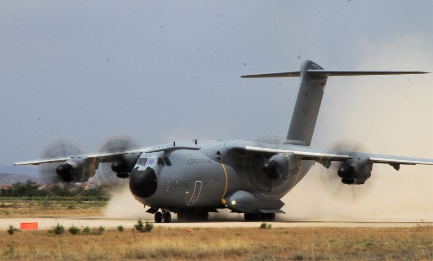 1- Un Airbus DS A400M del Ejército del Aire tomando en Ablitas, y levantando una considerable cantidad de arena y polvo.