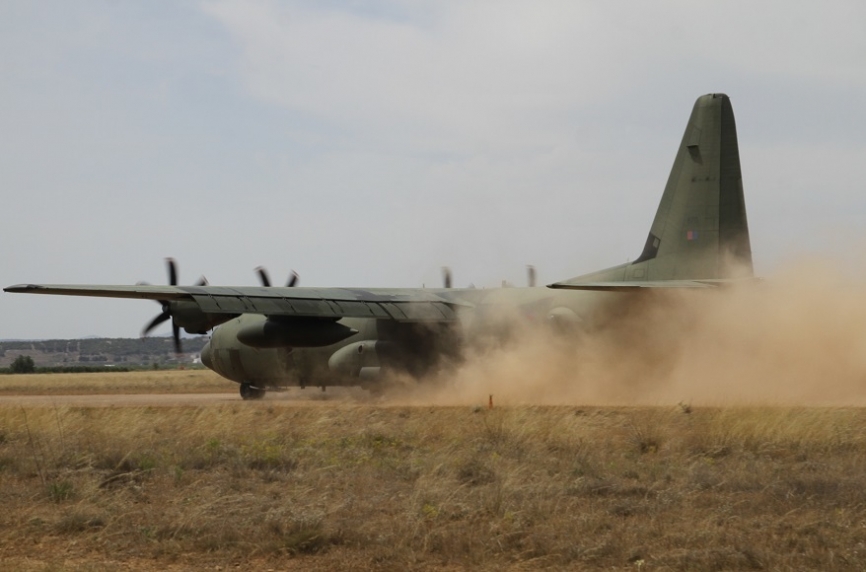 2- Otra de las aeronaves que realizó una toma táctica en Ablitas, fue este “Super Hercules” de la RAF, o CMk4 como designa éstos a los C-130J-30.