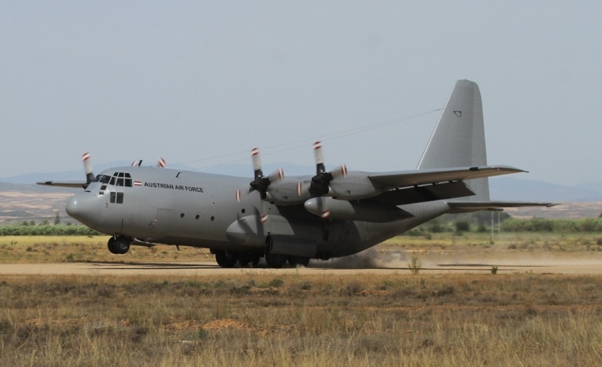 4- El “Hercules” de la Fuerza Aérea de Austria, en el momento de tocar en la pista navarra.