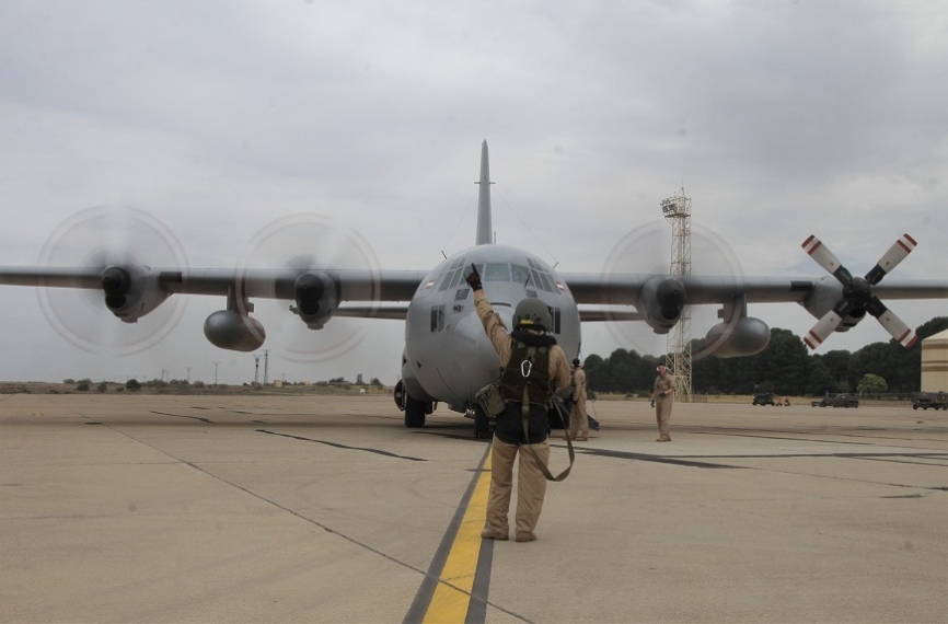 10- Un mecánico de vuelo de la Fuerza Aérea de Austria dirige el lanzamiento de su C-130, en la plataforma de la Base Aérea de Zaragoza.