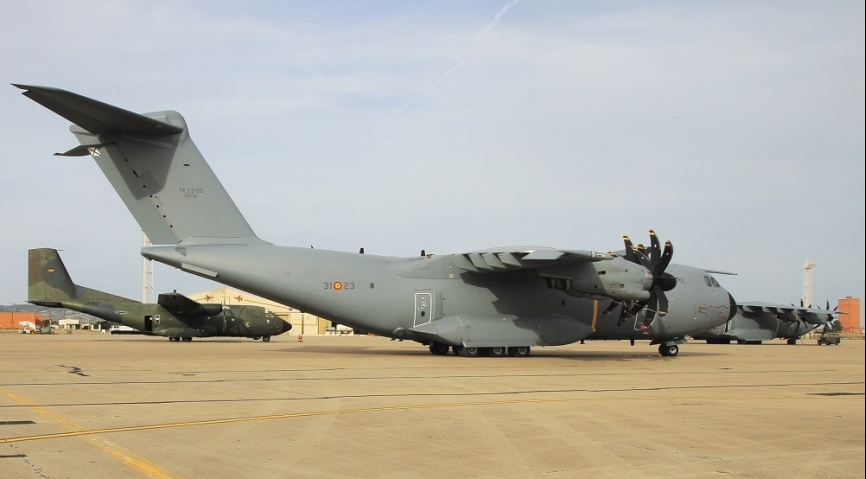 Los transportes de última generación como los A400M (en primer plano) uno español, compartieron ejercicio con veteranos aparatos como el C160D “Transall”, que se ve a la izquierda.