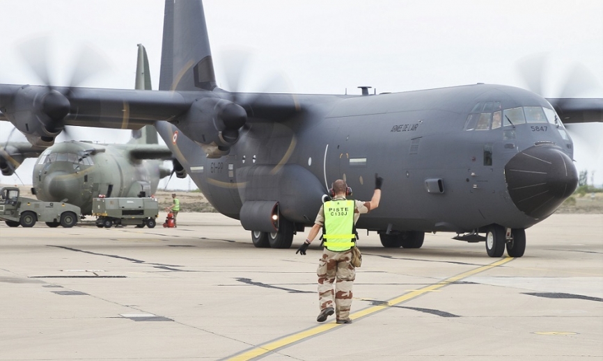 Un mecánico de línea del Armée de l´Air recibe en la plataforma de Zaragoza a su C-130J-30, al fondo se ve un aparato del mismo modelo de la RAF.