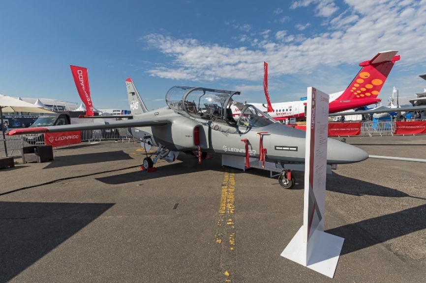 El M-345 se trata de un avión multirole de entrenamiento avanzado con capacidad de ataque ligero.