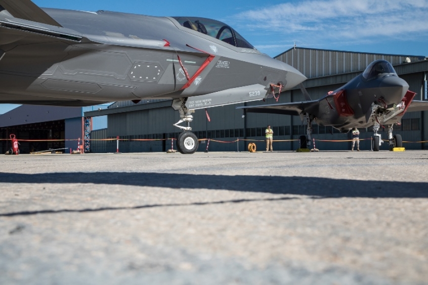 Cabe destacar que La División de Aviones de LEONARDO opera la línea Final de Ensamblaje y Salida (FACO) en Cameri, donde se ensamblan los F-35 italianos y holandeses. La División también produce alas completas para aeronaves ensambladas en EE. UU.