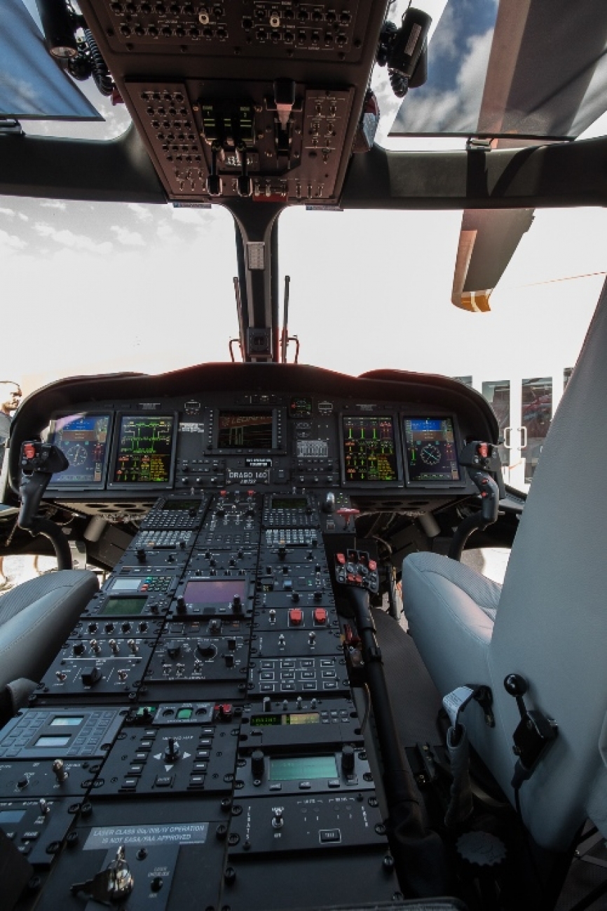 La moderna y completísima cabina de mando de este helicóptero maximiza informaciones como el clima, el tráfico y la información sobre las opciones de terreno.