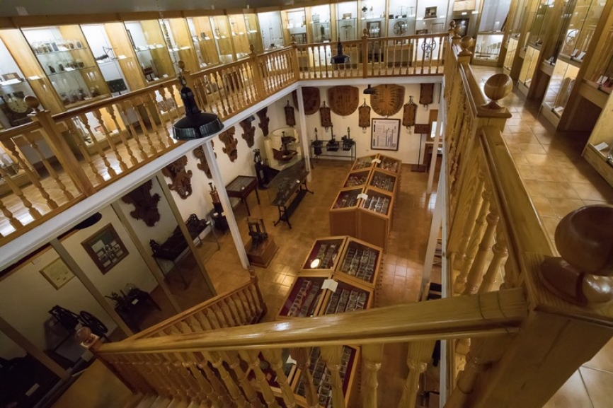 En la Sala de Ciencias y Tecnología, distribuida en dos plantas, se ha reunido una notable colección de instrumentos y aparatos procedentes de los laboratorios y gabinetes de enseñanza que dispuso la Academia hasta el primer cuarto del siglo XX, así como