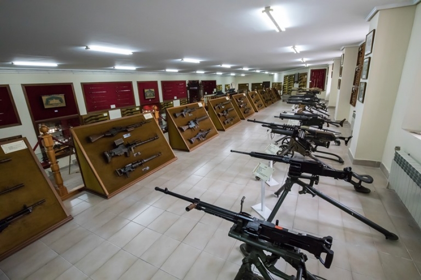 Las exposiciones no solo se limitan a las armas de fuego y artillería. Su colección de sables también destacable. Apuntar que la mayoría de las armas expuestas en estos museos son operativas y funcionales.