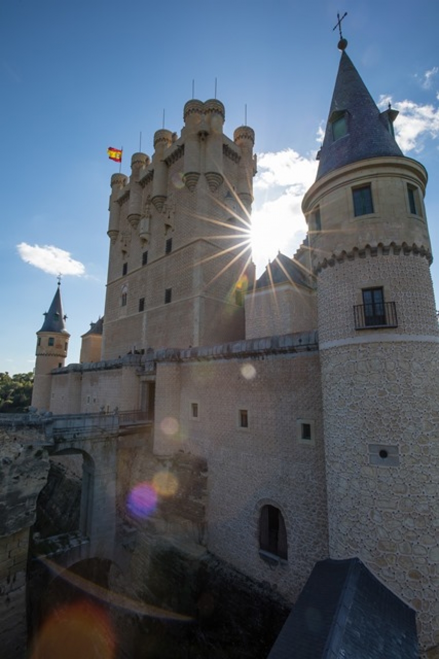 La Academia de ArtillerÍa de Segovia (la más antigua del mundo en activo) se fundó inicialmente en el Alcazar de Segovia en Mayo de 1764 donde estuvo ubicada hasta su desgraciado incendio ocurrido el 6 de Marzo de 1862.