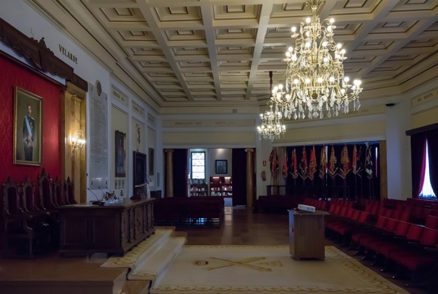 En el salón de actos de la Academia se guardan los guiones de todas las unidades de la Artillería Española.