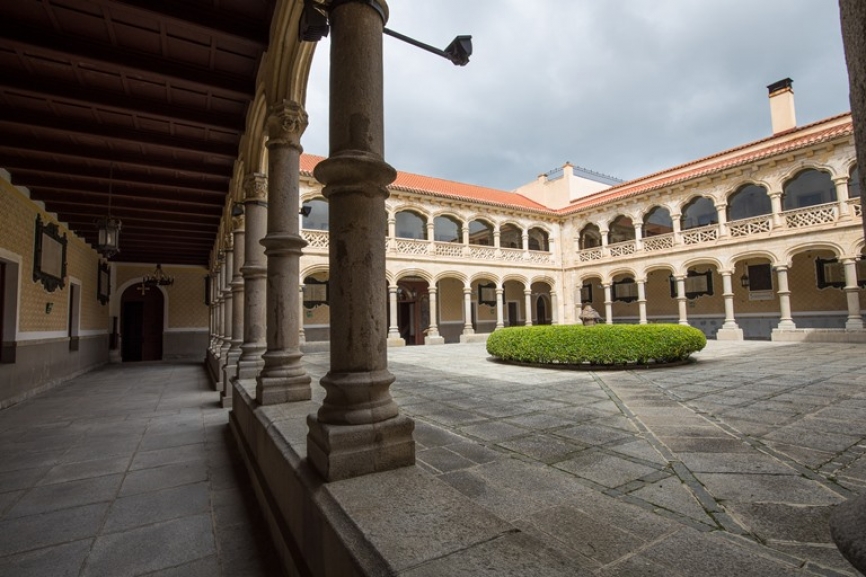 La misma noche del incendio, la academia y parte de sus archivos fueron trasladados a el Convento de San Francisco. Sede de la academia y de sus museos hasta nuestros días. En la imagen podemos contemplar el Patio de Orden del Convento en la actualidad.