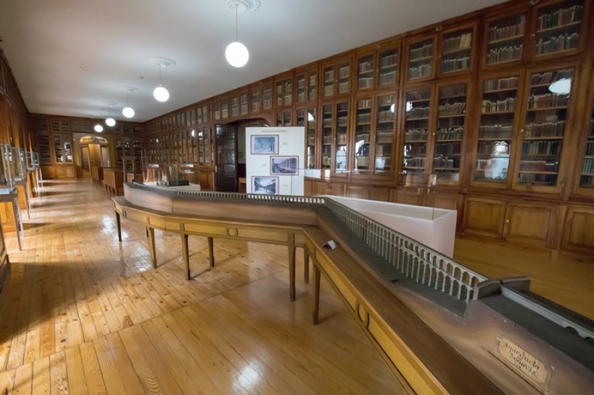 La Academia alberga en su Biblioteca con casi 50 mil volúmenes uno de los fondos documentales científicos y técnicos más ricos del país