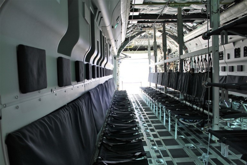 Este avión en concreto está configurado a petición de la FAB. Se pueden observar los asientos donde irán sentados los paracaidistas ya que está preparado para saltos y lanzamiento de cargas.