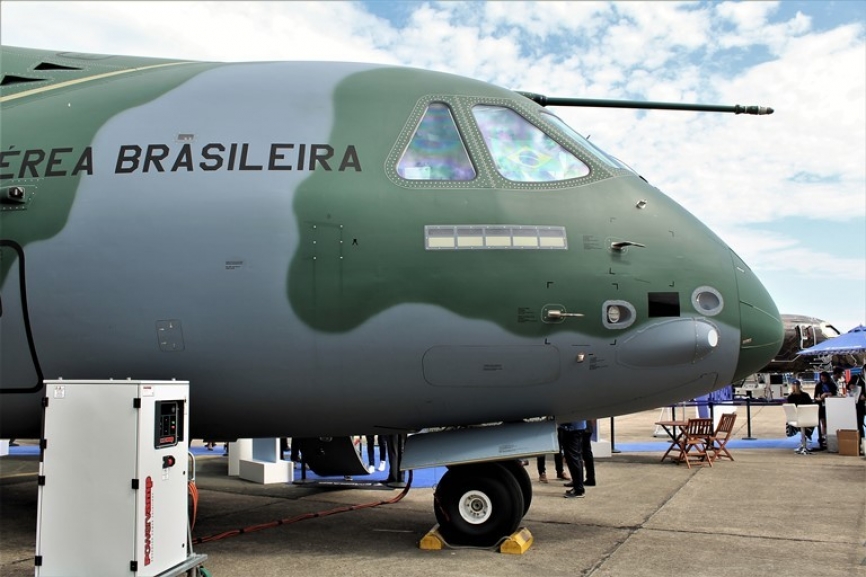 Se le puede denominar como un avión de transporte mediano, de tamaño similar al C-130 Súper Hércules, diseñado por la empresa aeroespacial brasileña Embraer.