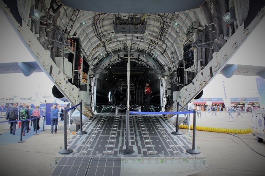 Este es el avión más grande fabricado por Embraer, sus medidas son: 32,7 m de longitud, 10.3 m de altura, y 35.1 m de envergadura.