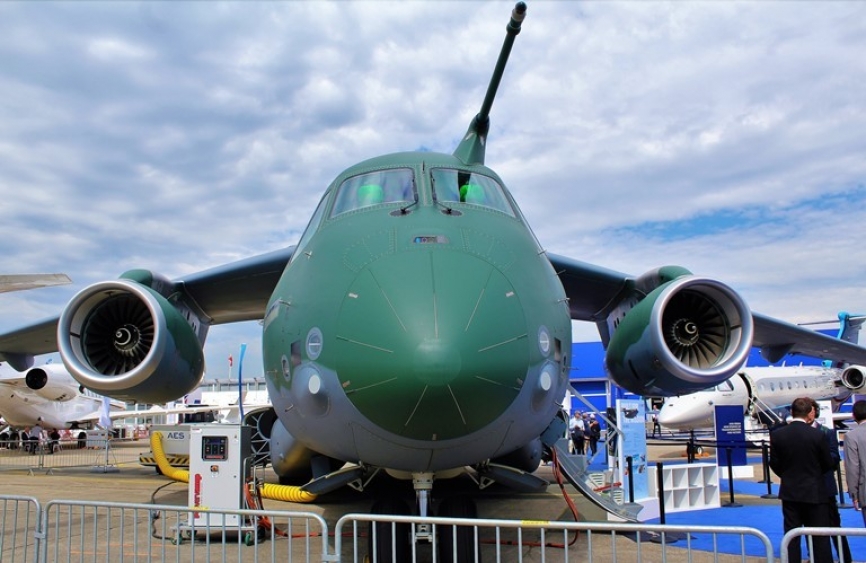 Esta aeronave, que no ha pasado en absoluto desapercibida en el París Air Show de este año, es la primera de este modelo que será entregada a la Fuerza Aérea Brasileña y será matriculada FAB 2582.