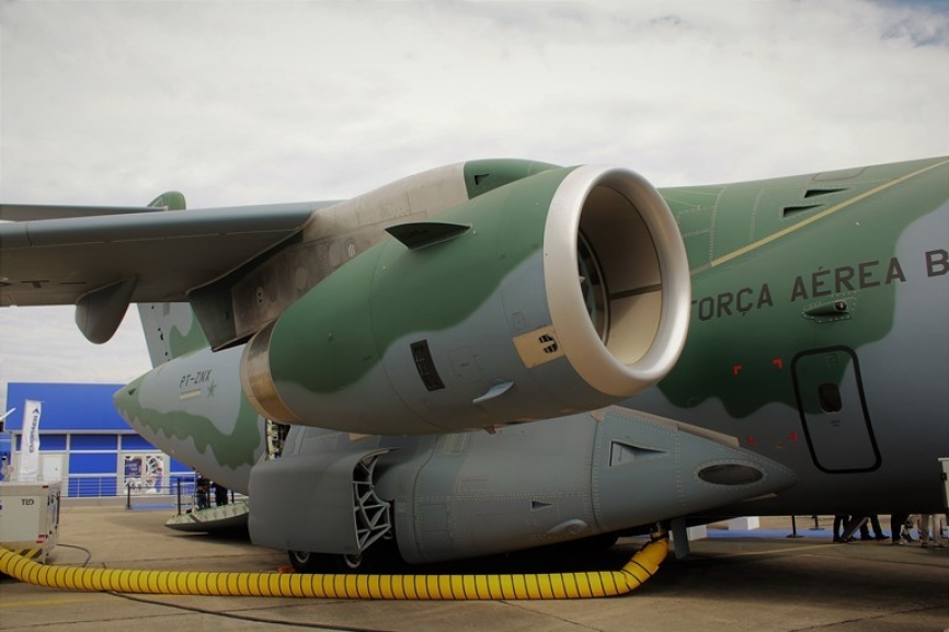 Impulsado por dos Turbofán IAE V2500-A5 con un empuje de 120KN (12236 kgf; 26977lbf) cada uno, le permiten alcanzar una velocidad máxima operativa de 0.8 Mach