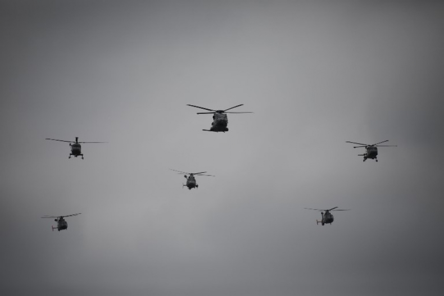 En el desfile aéreo participaron dos NH90 de las FAMET, aunque el de la imagen es uno de la Marine Nationale encabezando la formación de la institución, en la que no había “Tigre”. (foto: MDE España)