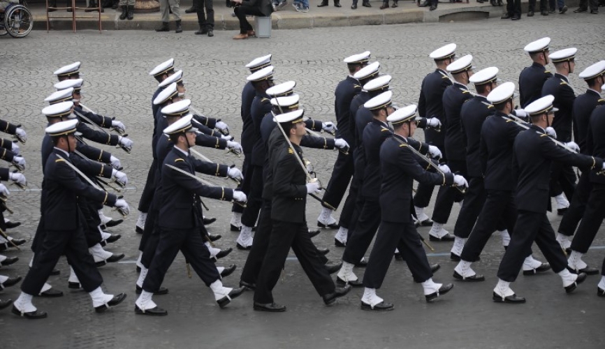 También por parte de la Armada han intervenido dos guardiamarinas de la Escuela Naval Militar de Marín (Pontevedra), (no llevan las polainas blancas) la cual mantiene un programa de intercambio de alumnos con la École Navale francesa. (foto: MDE España)