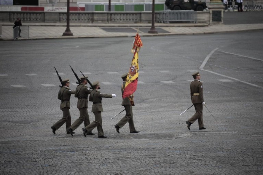 Miembros del Regimiento “Príncipe” nº 3 tuvieron el honor de portar la Bandera de España, tras participar en la misión de Malí. (foto: MDE España)