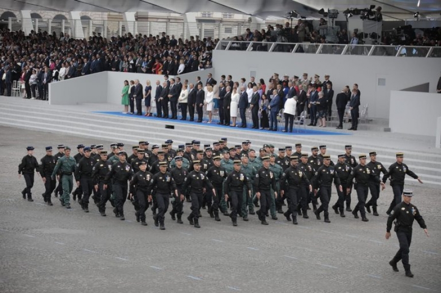 Miembros de la Unidad de Acción Rural (UAR) de la Guardia Civil (uniforme verde) desfilando frente a la tribuna integrados en una formación de la Gendarmerie Nationale francesa. (foto: MDE España)