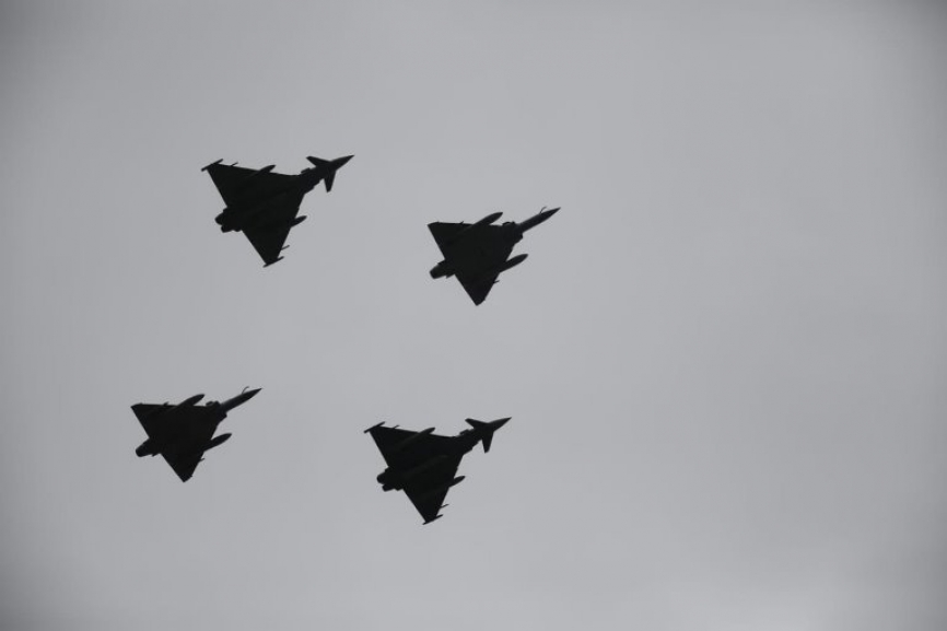 Un Eurofighter español, arriba a la izquierda, pasando en formación con otro de la RAF, y dos Mirage 2000-5F franceses, y no “Rafale” como se está publicando. (foto: MDE España)