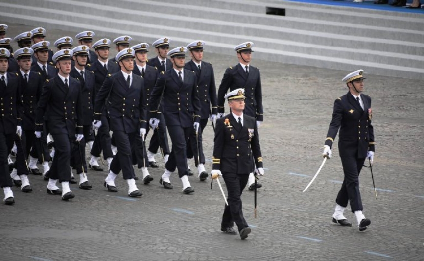 Una formación de la Marine Nationale (Marina de Francia), estuvo encabezada por un oficial francés y otro español (centro). (foto: EMAD)