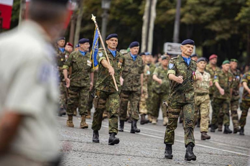 En el seno de la formación del Eurocuerpo desfilaron seis militares del ET, encabezados por el general Fernando García Blázquez. (foto: EMAD)